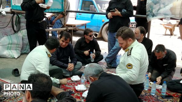 خدمت‌رسانی موکب سیمان آبیک در مسیر زائران؛ همراهی خادمان در پذیرایی و بدرقه