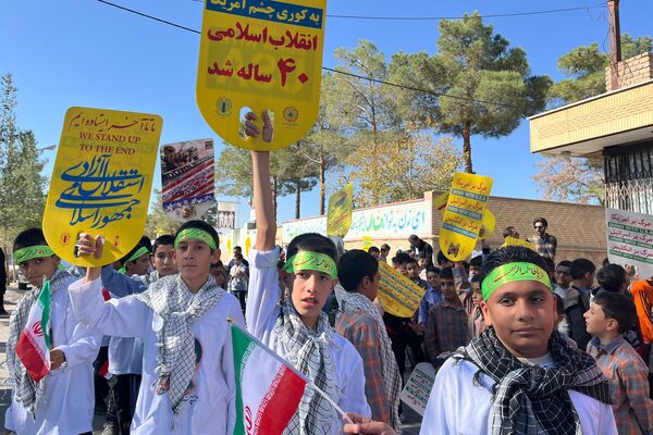حضور حماسی دانش‌آموزان در راهپیمایی باشکوه ۱۳ آبان ماه در سورمق