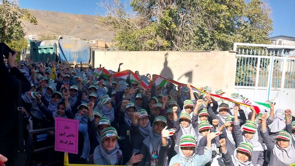 شکوه حضور دانش‌آموزان شهید مطهری در راهپیمایی ۱۳ آبان