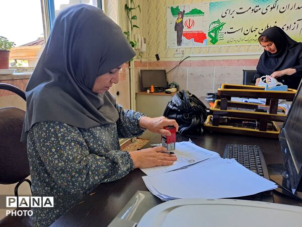 تحویل کارنامه دانش‌آموزان در مدرسه سید میرزایی