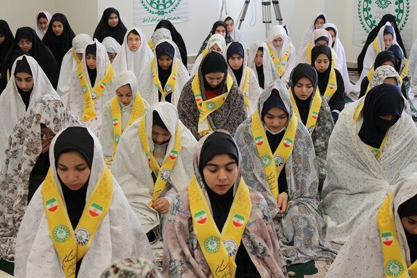 اقامه نماز جماعت در اردوی طرح تمشک در اردبیل