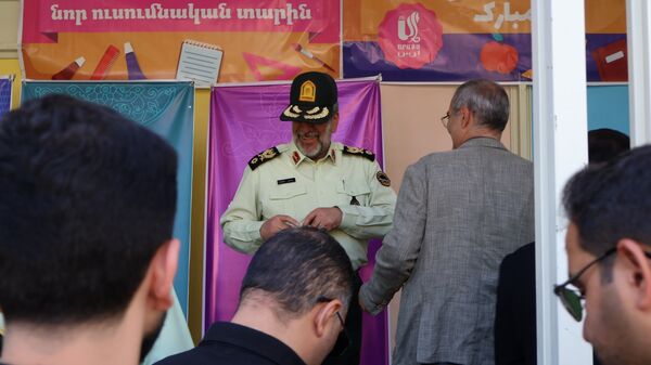 حضور فرمانده انتظامی تهران بزرگ در مراسم بازگشایی مدارس منطقه ۶؛ بازدید از دبستان تقوا پیشگان
