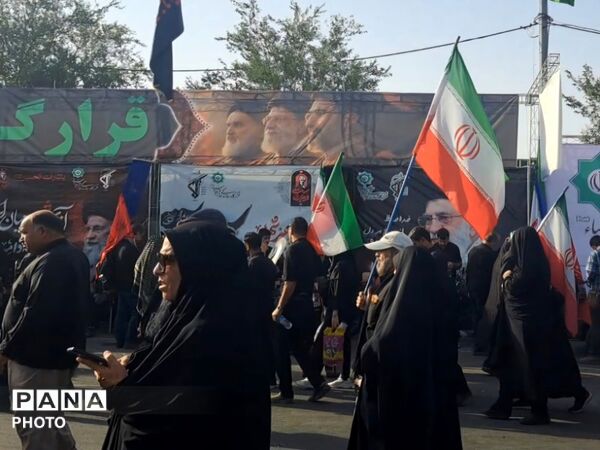 چشم‌های گریان نوجوانان در سوگ پدر امت