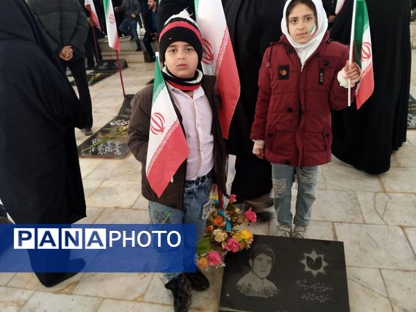 دهه نودی‌ها انقلاب را در دست گرفتند