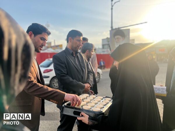دخترانِ انقلابی پای پرچم ایستاده‌اند
