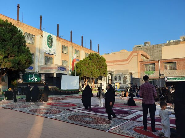 زائران پیاده شهرستان فردوس در دبیرستان شاهد مهدی حکمت