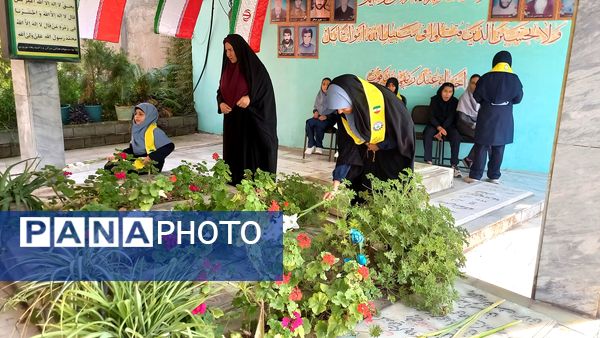 قدم‌های کوچک برخاک بزرگ