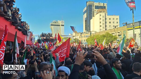 مشهد، در آغوشِ حرم، با رهبر شهید وداع کرد