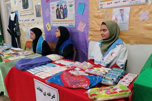افتتاحیه نمایشگاه «مدرسه انقلاب» در مدرسه شهید شرافت بهارستان‌دو