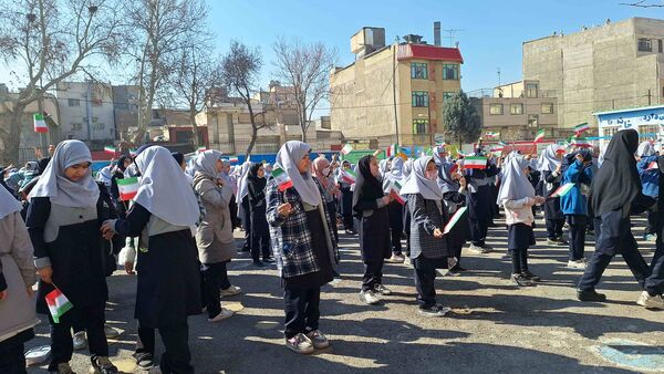 نواخته شدن زنگ انقلاب در دبستان شاهد حاج تقی آقابزرگ ناحیه یک مشهد