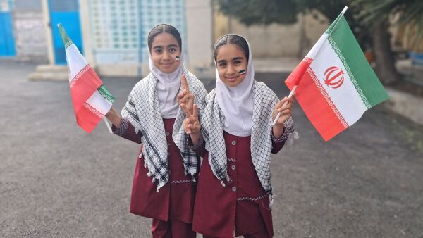 جشن باشکوه دهه فجر و پاسداشت پرچم جمهوری اسلامی در دبستان استقلال حاجی‌آباد