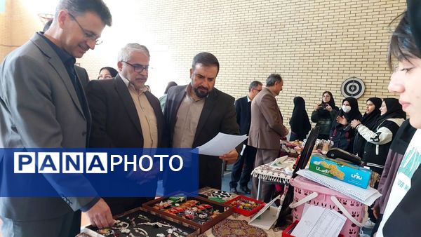 بازارچه دانش‌آموزی در دبیرستان فرزانگان ایلام