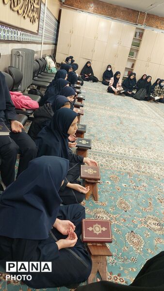محفل انس با قرآن در دبیرستان نجمه ناحیه چهار
