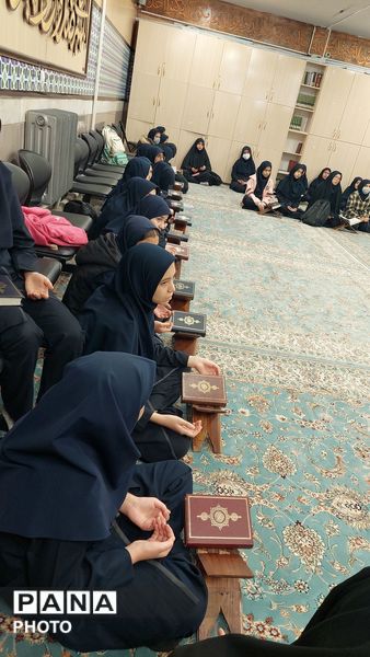 محفل انس با قرآن در دبیرستان نجمه ناحیه چهار