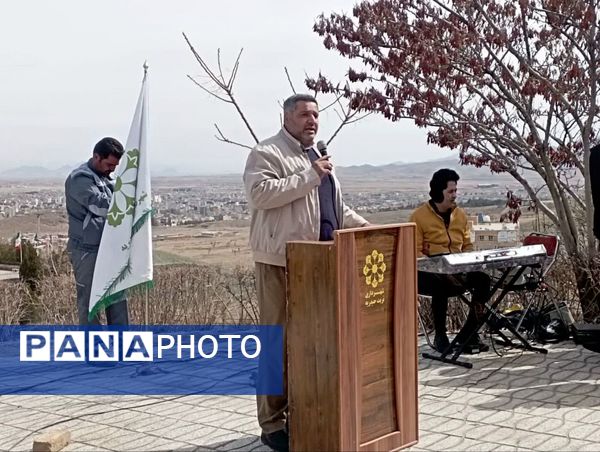 ریشه‌های امید در خاک زندگی