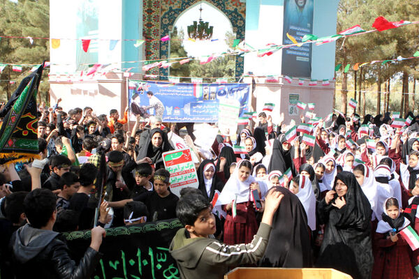 مجتمع مدارس سما کاشان ۱۳ آبان را با یاد شهدا و نام زهرا(س) گرامی داشت
