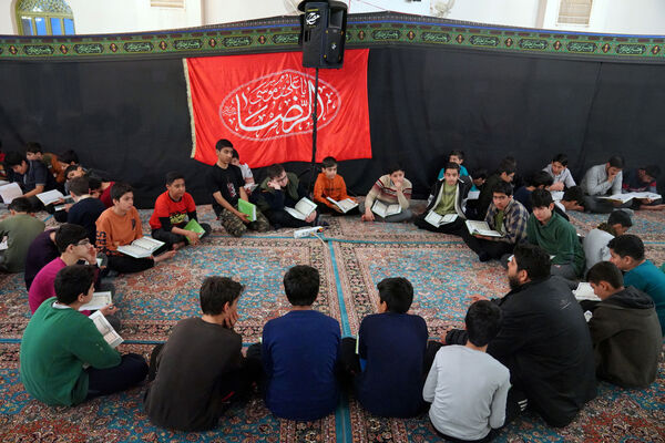 اعتکاف دانش‌آموزی در مسجد مقدس جمکران
