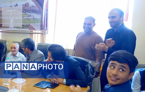 نشست صمیمانه فرماندار اصفهان با دانش آموز خبرنگاران پانای استان اصفهان به مناسبت روز خبرنگار