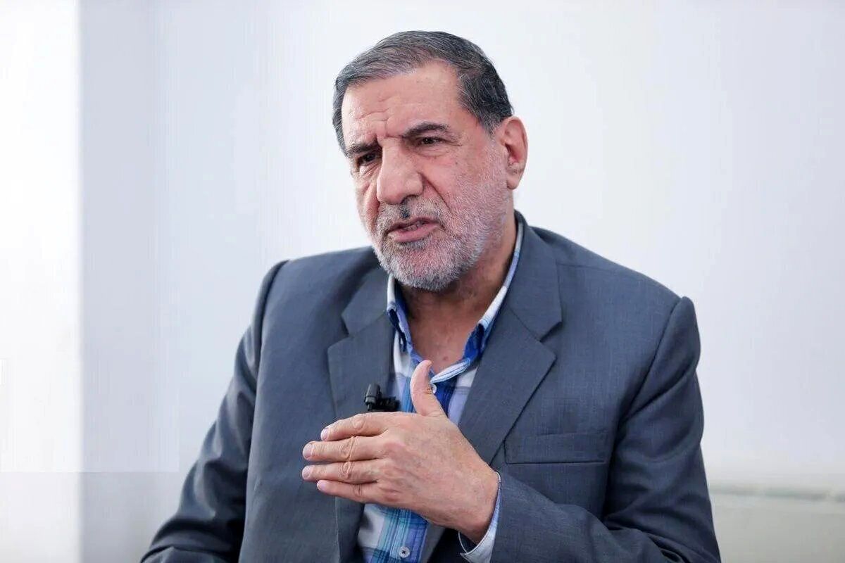 انتقاد باید با ادب و قاطعیت باشد