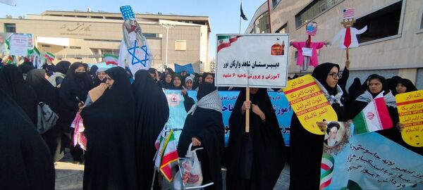 راهپیمایی سیزدهم آبان ماه با حضور دختران دبیرستان شاهد وارثان نور 