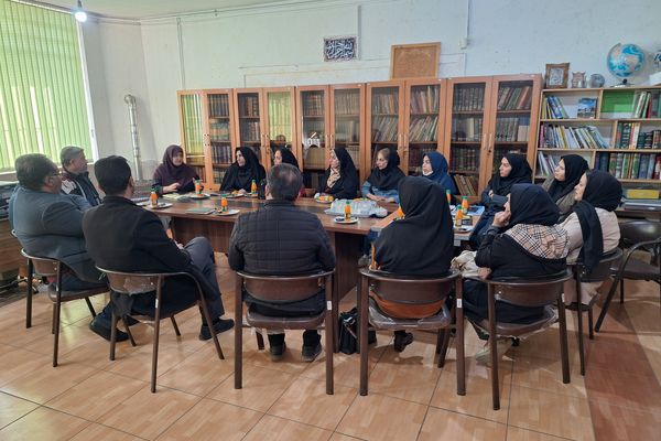 جلسه انجمن اولیا و مربیان و هیات امنا برای فردای دانش‌آموزان دبیرستان پویش شیراز 