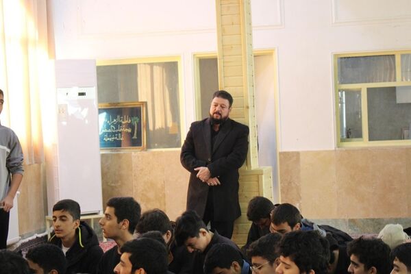 عزاداری دانش‌آموزان برای حضرت زهرا (س) در کنار مزار شهید گمنام