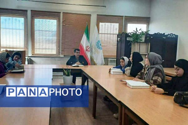 پرتو فجر در کتابخانه پانزده خرداد درخشید؛ عصر شعر انقلاب با حضور شاعران و فرهیختگان