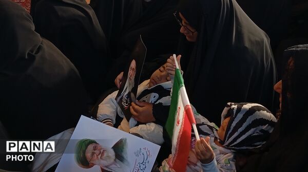 تجدید بیعت مردم بن با سومین رهبر انقلاب اسلامی در آیین گرامیداشت شهدای وطن