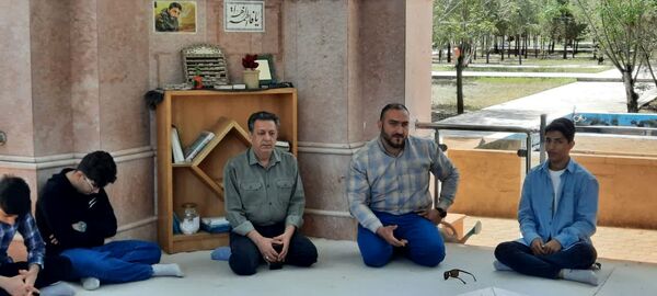 ادای احترام و غبارروبی گلزار شهدای گمنام توسط دانش‌آموزان