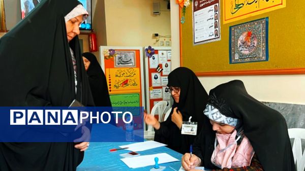 خانواده شهدا پای صندوق‌های رأی حضور پیدا کردند