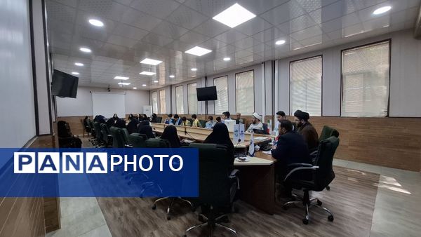 نشست صمیمی اعضای مجلس دانش‌آموزی و خبرنگاران پانا با معاون تربیت‌بدنی و سلامت آموزش و پرورش قم