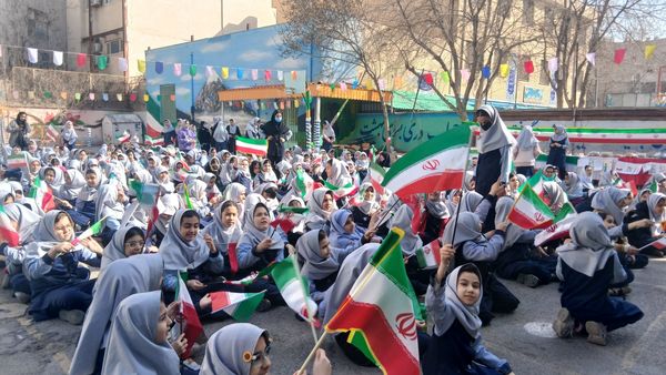 بزرگداشت روز ۲۲ بهمن  در دبستان میثاق 