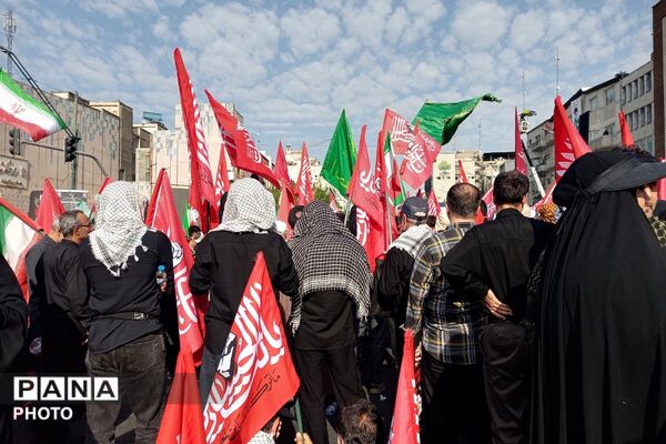  هم صدا با هم در تشییع رهبر شهید