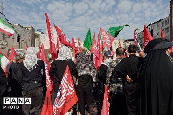  هم صدا با هم در تشییع رهبر شهید