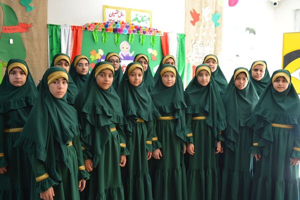 جشن عاطفه‌ها؛ لبریز از مهربانی در دبستان دخترانه قدر بهارستان ۲