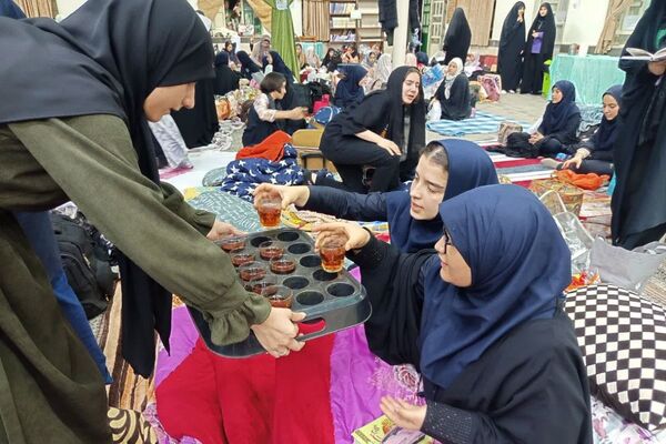 اعتکاف دانش‌آموزی رباط‌کریم با پرچم‌گردانی حضرت ابوالفضل(ع)