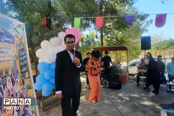 نواختن زنگ مهر در دبستان باران روستای قشلاق معین آباد پیشوا