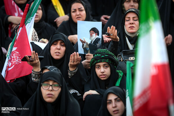 اقامه نماز بر پیکر مطهر رهبر شهید انقلاب و شهدای خانواده ایشان-2