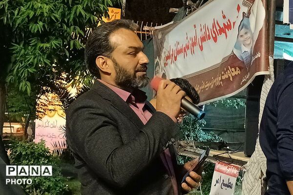 اجتماع پرشور دانش‌آموزان دبستان پسرانه توحید در غرفه شهدای دانش آموز ورامین 