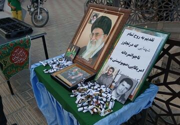 نذر دانش‌آموزی در درگزین؛ پذیرایی از نمازگزاران مسجد جامع و عابران
