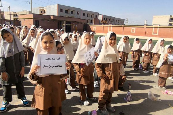 حضور آتش‌نشانان و برپایی نمایشگاه نقاشی در مدرسه حدیث به مناسبت روز آتش‌نشانی