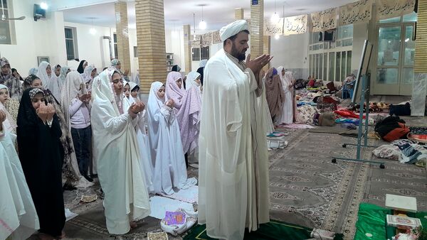 لحظات نورانی اعتکاف و نماز جماعت در مسجد امام حسن عسگری(ع)