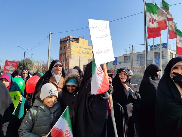 مردم غیور ملارد با حضور پرشور خود در راهپیمایی ۲۲ بهمن، ثابت کردند که همچنان پای انقلاب اسلامی ایستاده‌اند.