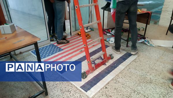 آماده‌سازی نمایشگاه انقلاب به‌‎مناسبت دهه فجر در دبیرستان شاهد ابوذر غفاری نیشابور 
