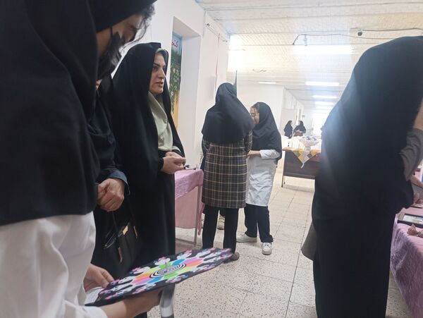 بازدید از نمایشگاه دست سازه هنرستان فنی و حرفه ای دخترانه فلسطین 