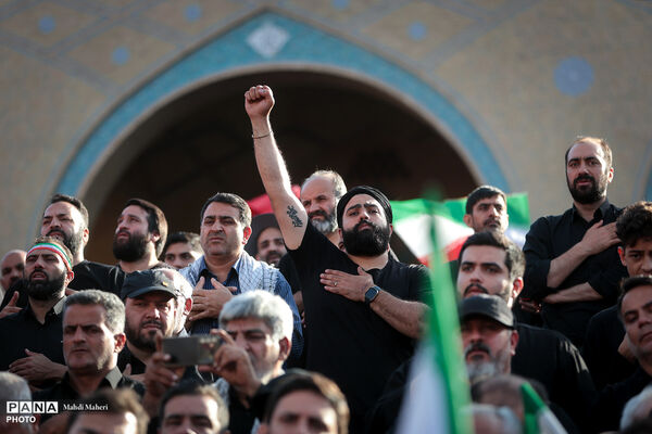اقامه نماز بر پیکر مطهر رهبر شهید انقلاب و شهدای خانواده ایشان-2
