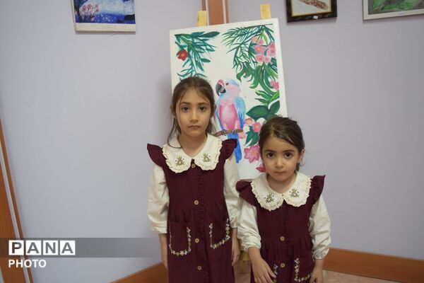 هنرمندان باباحیدر، نگارخانه آفتاب را گلباران کردند