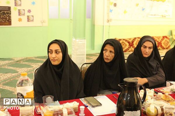 نشست تخصصی بررسی مسائل آموزشی در مدرسه «گل‌های بهشت»