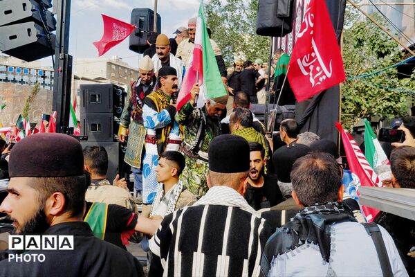 حضور پرشور جمعی از قوم بختیاری لردگان در آیین تشییع رهبر در میدان انقلاب تهران
