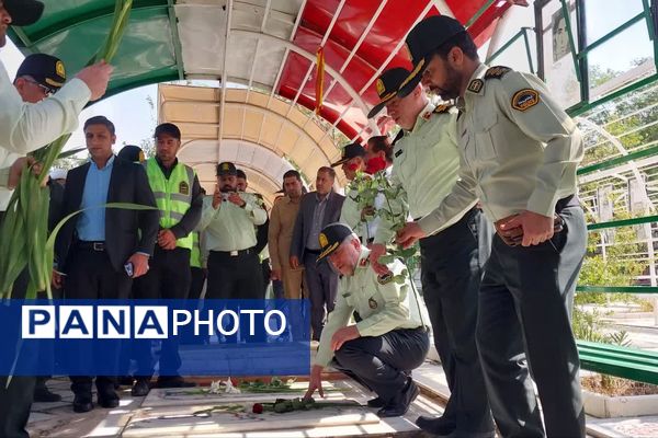 آیین گلباران قبور شهدا در آخرین روز هفته انتظامی